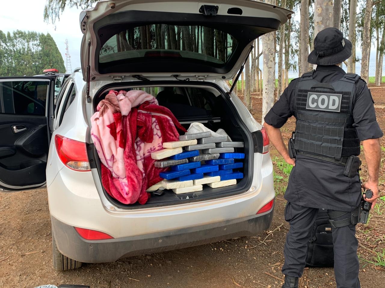 Um homem foi preso suspeito de transportar carga de cocaína avaliada em R$ 900 mil. O caso aconteceu nesta quinta-feira (28), na zona rural de Jataí. (Foto: Divulgação/PM)