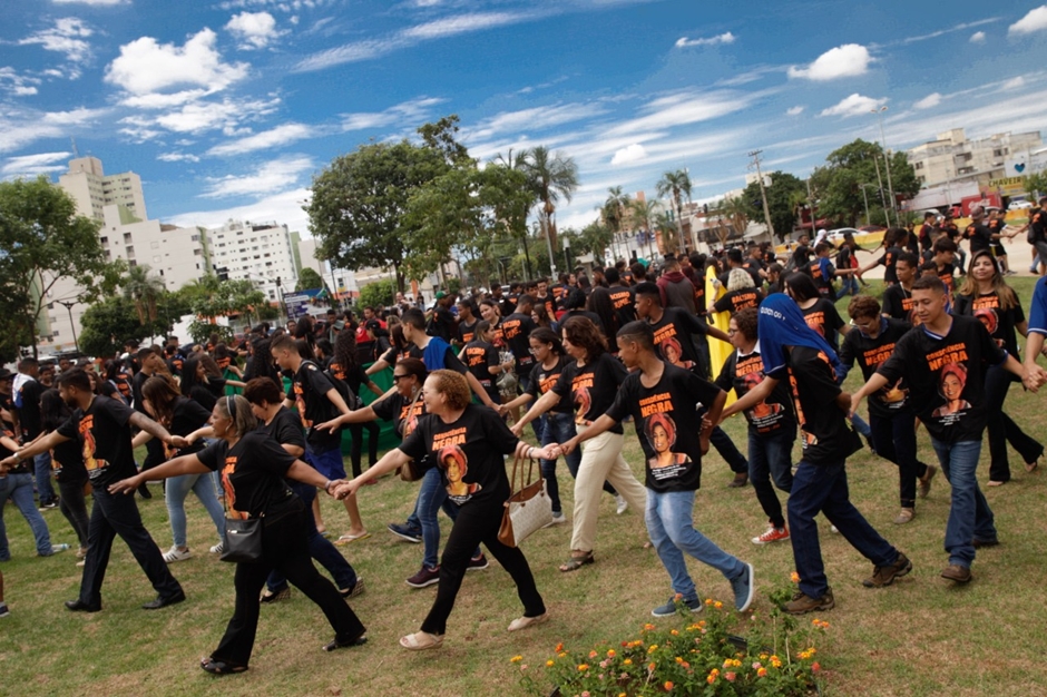 “Abraço Negro” é realizado na Praça do Trabalhador, em Goiânia