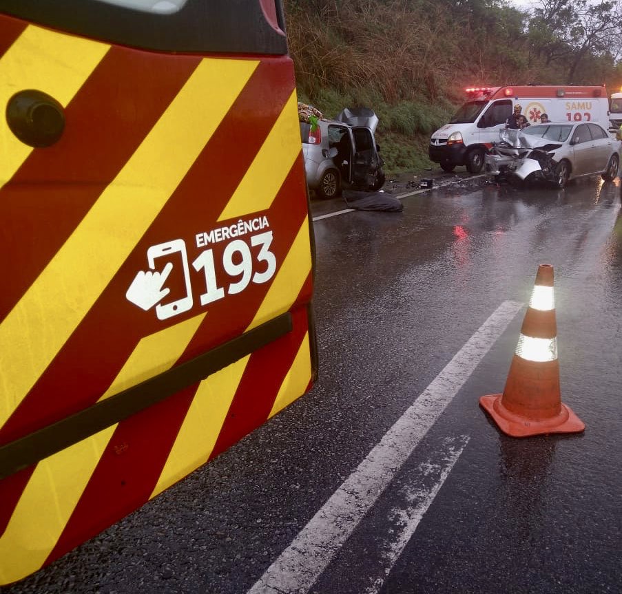 Um acidente envolvendo dois carros de passeio deixou dois mortos e sete feridos, na BR-040, em Luziânia. A colisão aconteceu na tarde deste domingo (3). (Foto: Divulgação/Corpo de Bombeiros)