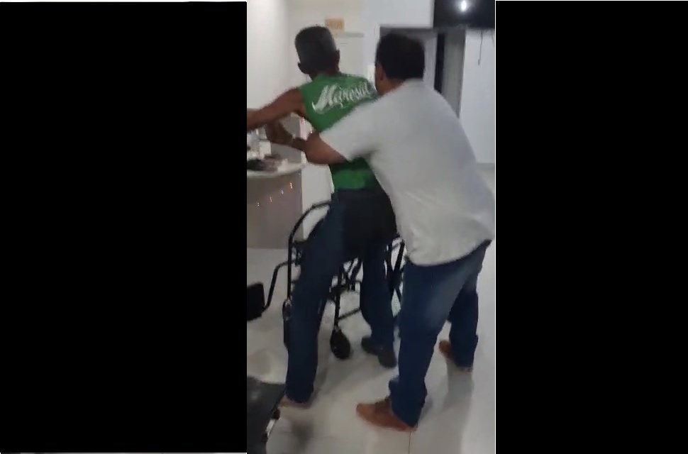 Vídeo mostra agressão em hospital