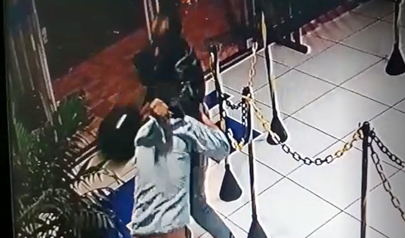 Assaltante agrediu o dono da lotérica, que reagiu para recuperar parte do dinheiro roubado