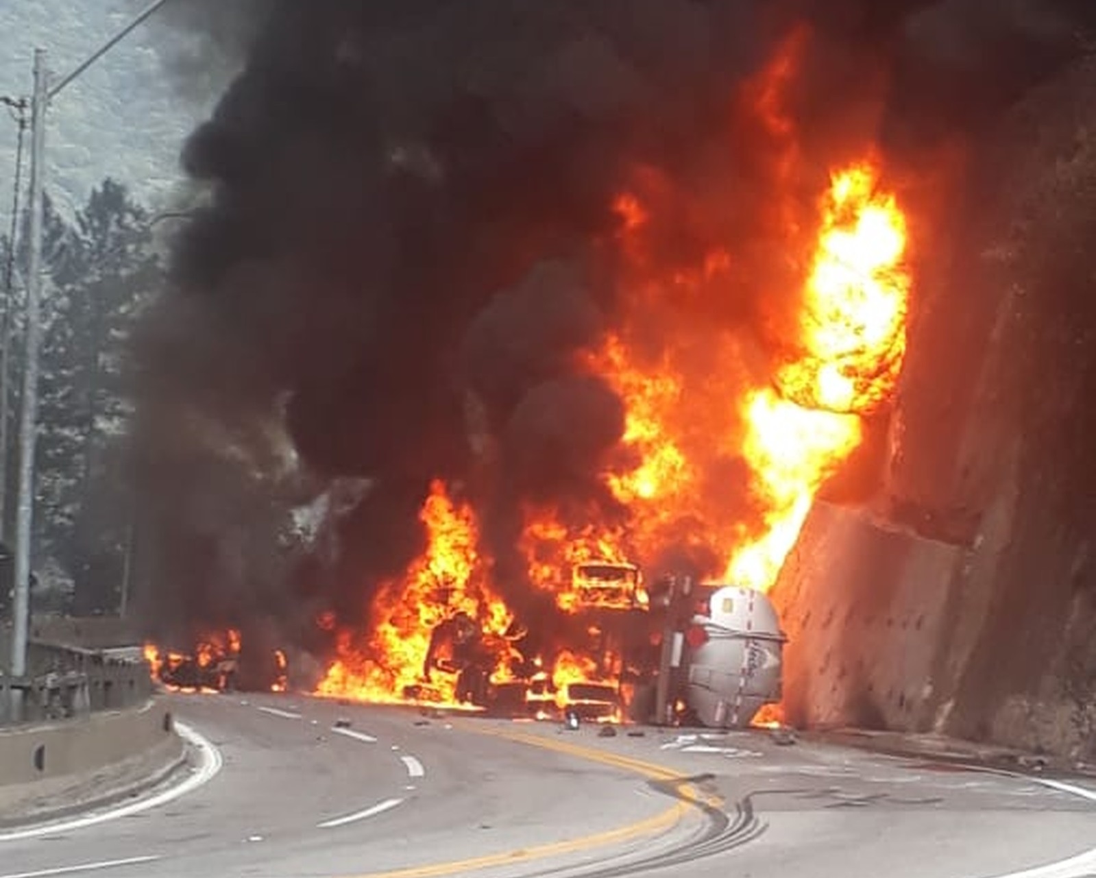 Homem morre após caminhão-tanque tombar e pegar fogo, em São Paulo
