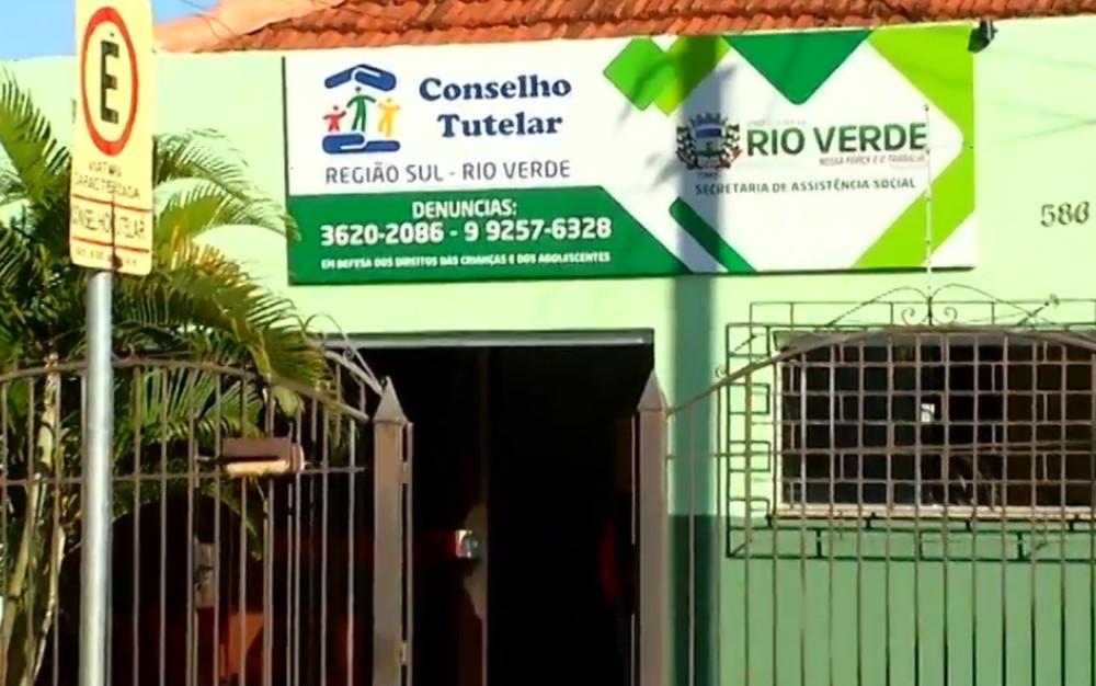 Polícia Civil (PC) investiga a denúncia de uma suposta agressão a uma criança de dois anos, em Rio Verde, município do Sudoeste do Estado. (Foto: Reprodução/TV Anhanguera)