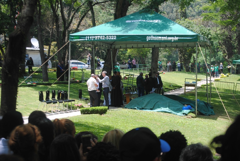 Corpo do apresentador Gugu é enterrado em São Paulo