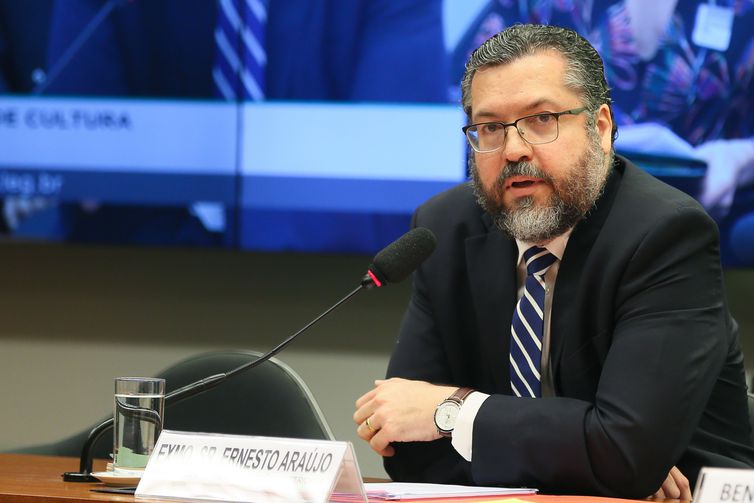Em reunião citada por Moro, Ernesto Araújo criticou China e culpou país pelo “comunavírus