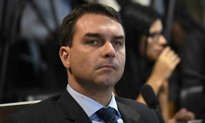 Flávio Bolsonaro diz desconhecer depósito de Queiroz para sua mulher