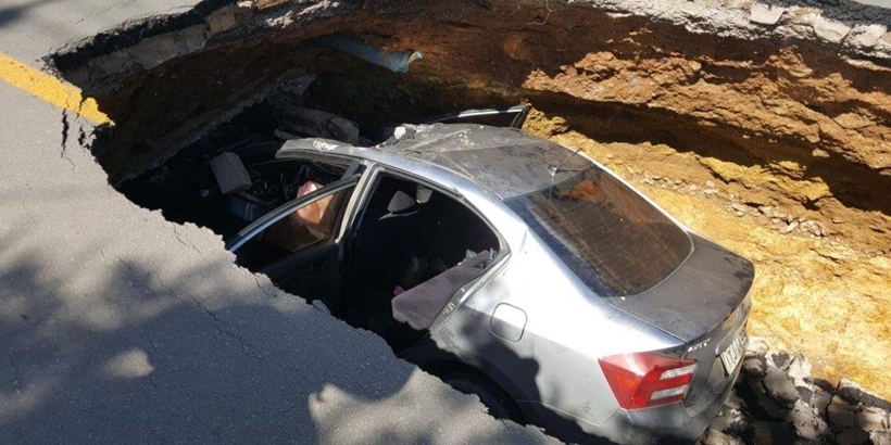 Carro cai em buraco após asfalto ceder, na Serra Gaúcha