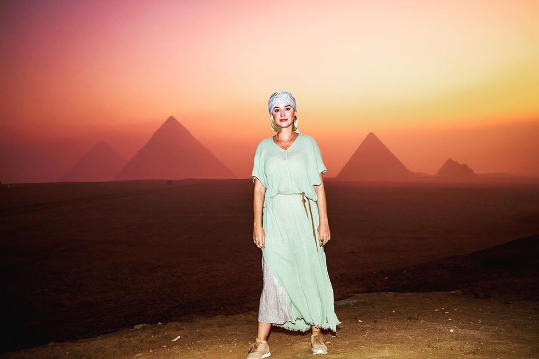 Katy Perry leva 64 amigos ao Egito para comemorar aniversário de 35 anos