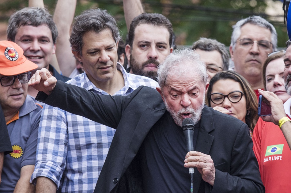 'PT não tem que fazer autocrítica', diz Lula em evento do partido na Bahia