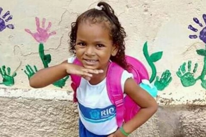 Ketellen, 5 anos, foi vítima de bala perdida após homens em um carro passarem atirando em praça de Realengo. Ela não resistiu e morreu no hospital (Foto: Reprodução)