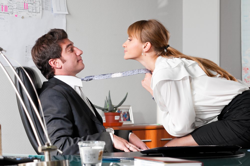 Só chefe pode ser proibido de namorar no trabalho, afirmam especialistas