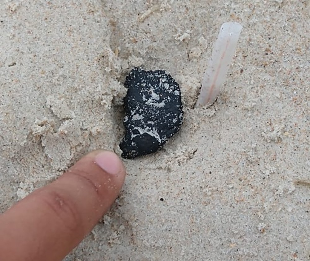 Óleo na praia de Cabo Frio não é compatível com substância do Nordeste