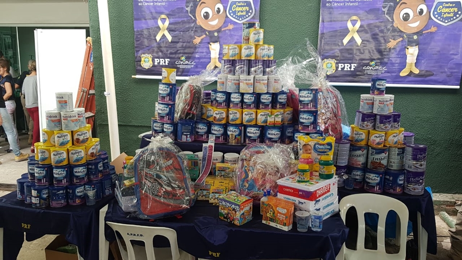 Policiais entregam suplementos alimentares para crianças com câncer, em Goiânia