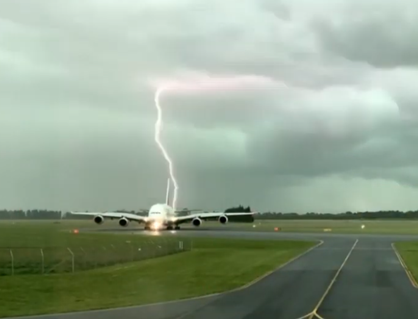 Câmera registra momento que raio cai perto de avião, na Nova Zelândia: veja