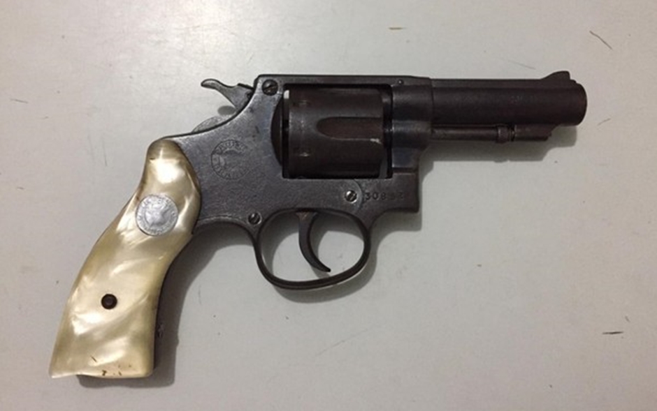 Criança de 10 anos pega arma do pai para brincar e acidentalmente mata avó, em Nova Crixás
