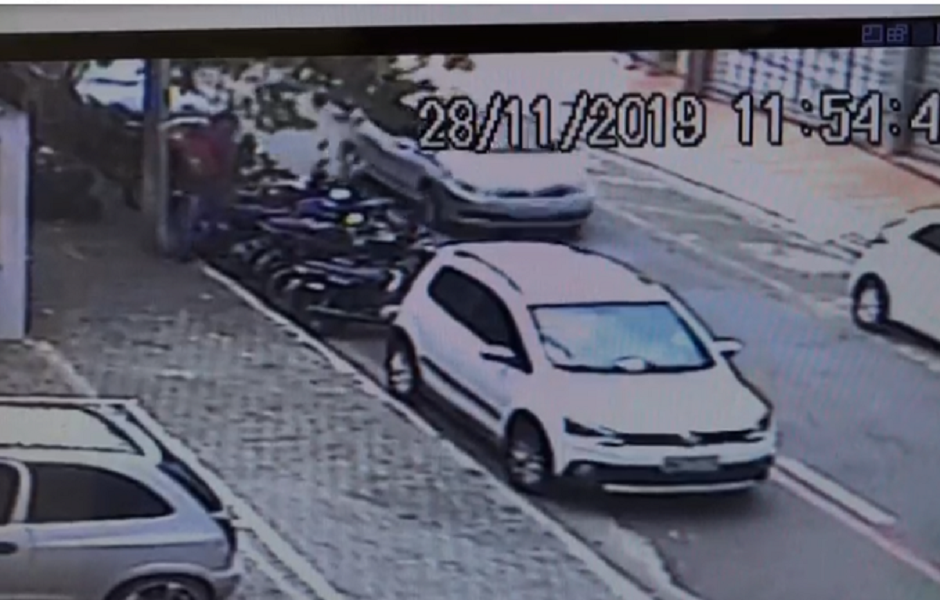 Câmera flagra furto de moto em Goiânia (Foto: Reprodução)