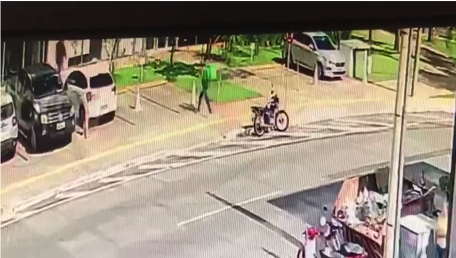 Câmeras de segurança registraram o momento em que um suposto entregador de aplicativo tentou cometer um roubo, em Goiânia. (Foto: Reprodução)