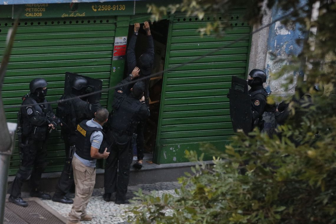 Sequestro no Rio: policiais entram em bar e libertam reféns