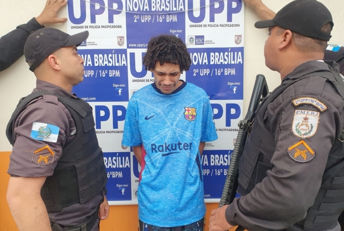 Breno Diniz Matos, de 22 anos, foi preso em flagrante (Foto: Divulgação / PMERJ)