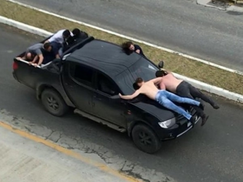 Criminosos colocam reféns como escudo humano em carro durante fuga, em Santa Catarina