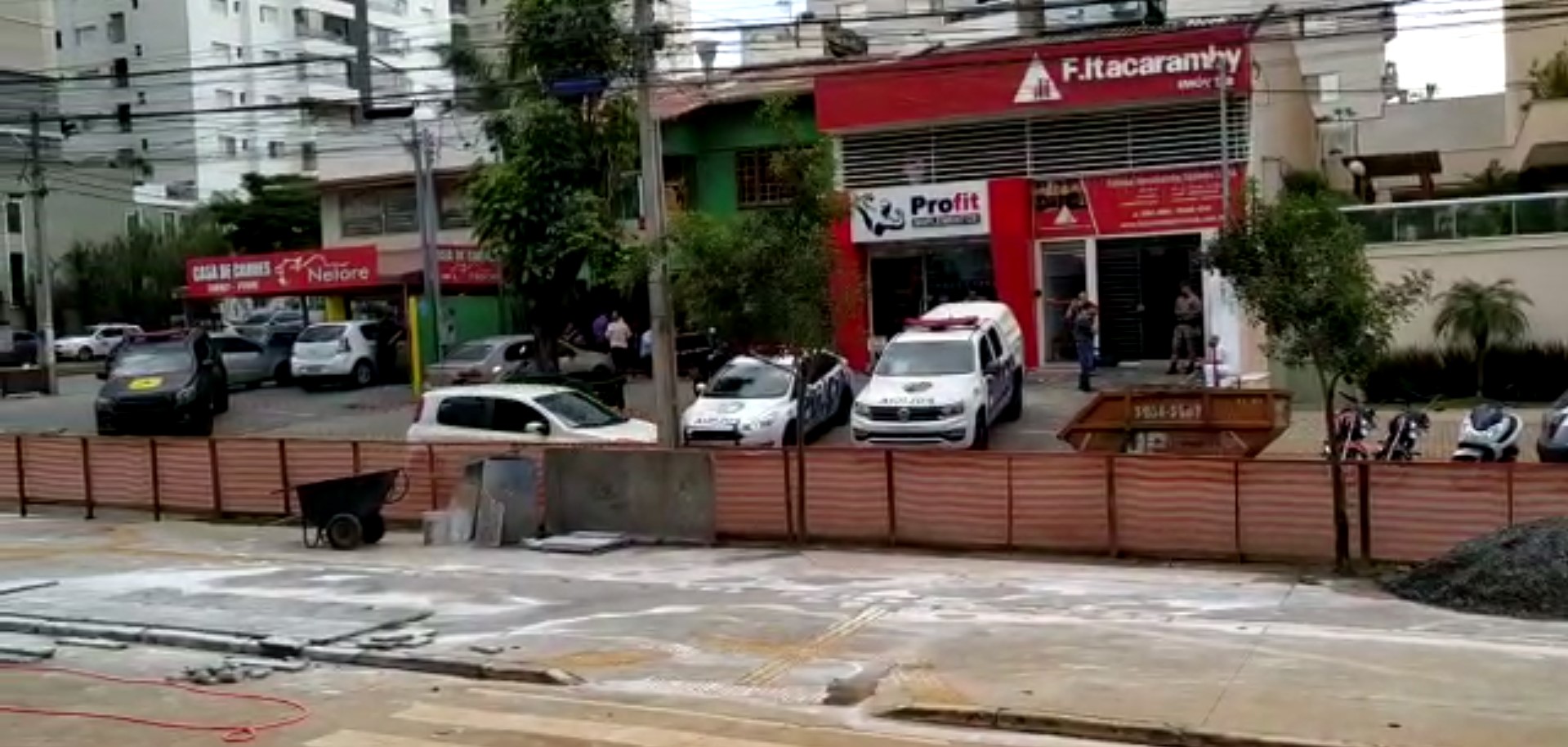 Policial tem arma furtada dentro de academia, em Goiânia