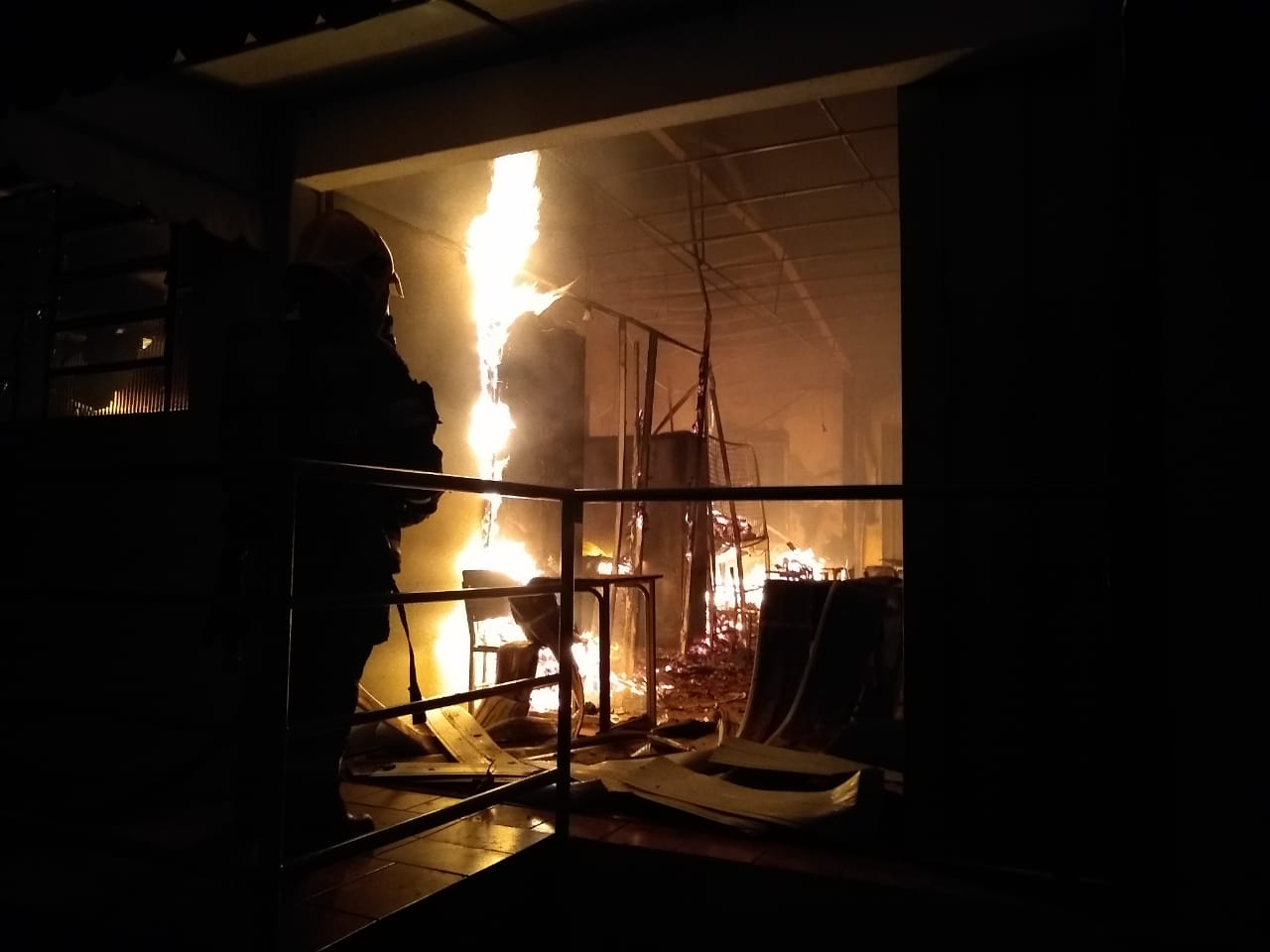 Segundo os Bombeiros, o incêndio provocou danos na estrutura do prédio, mas ninguém se feriu (Foto: Divulgação / Bombeiros)
