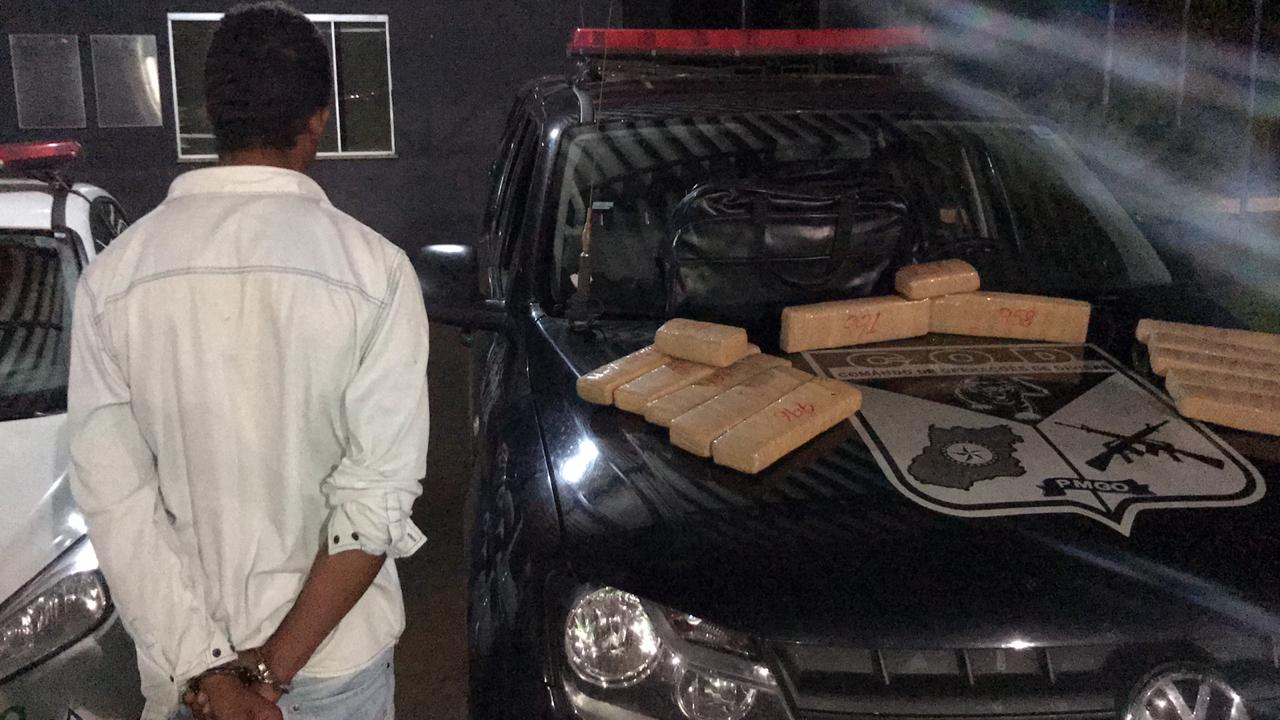 Um homem, que não teve a identidade revelada, foi preso com tabletes de maconha escondidos em uma bagagem de um ônibus intermunicipal em Chapadão do Céu. (Foto: divulgação/PM)