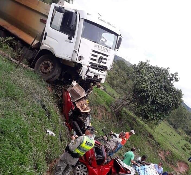 Pais e filha morrem em acidente entre carro e caminhão, na GO-139, próximo à Corumbaíba