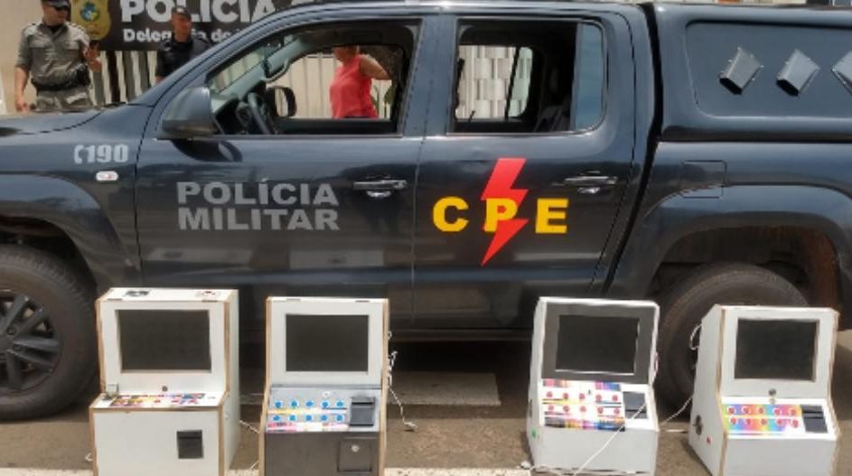 CPE/PM apreende máquinas caça-níquel e um suspeito, em Mineiros