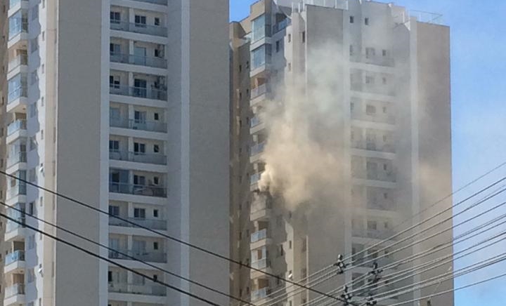 O incêndio atinge um apartamento do prédio residencial (Foto: Leitor/Mais Goiás)