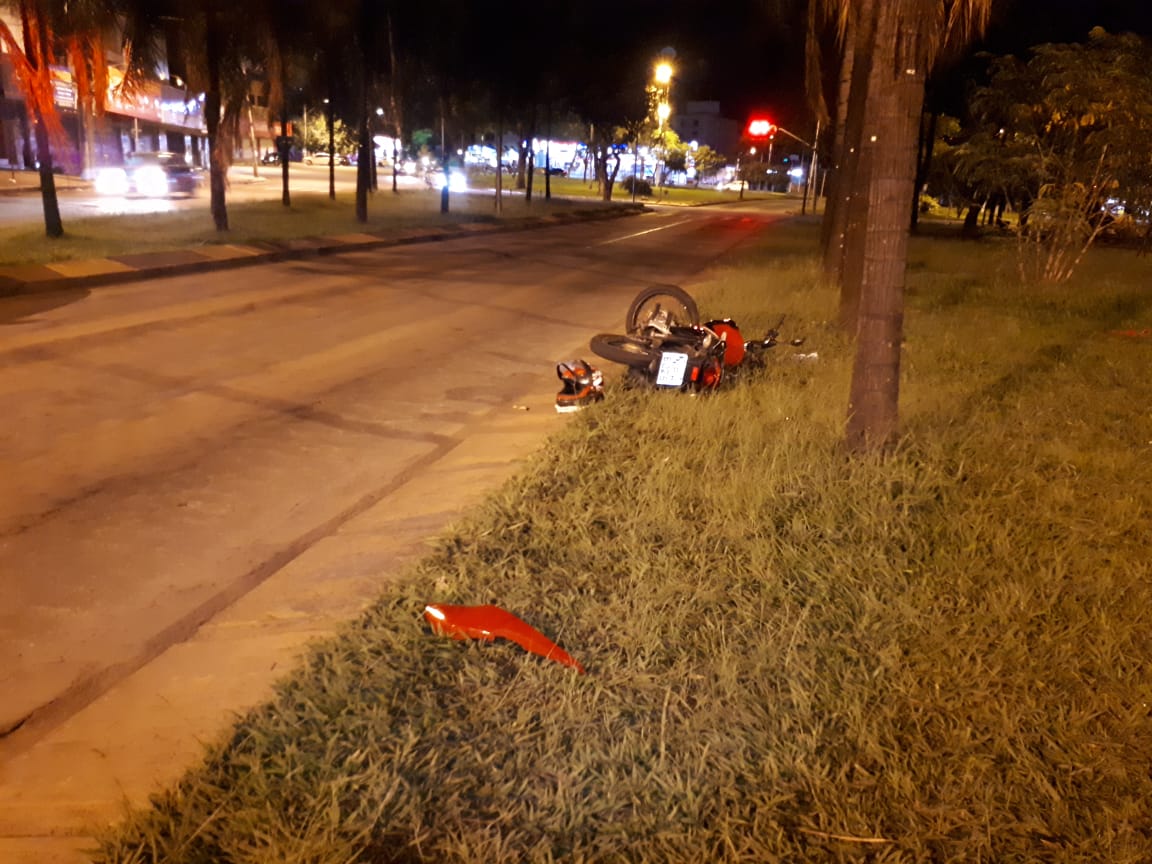 Um motociclista, de 21 anos, morreu e o garupa da moto ficou gravemente ferido após se envolverem em acidente na Av. Anhanguera, em Goiânia. (Foto: Divulgação/Dict)