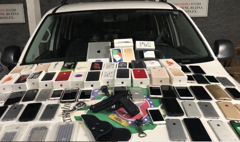 Além de recuperar os quatro celulares e o iPad furtados na lanchonete, a polícia também apreendeu outros 19 aparelhos de origem duvidosa e sem nota fiscal (Foto: Divulgação / PM)