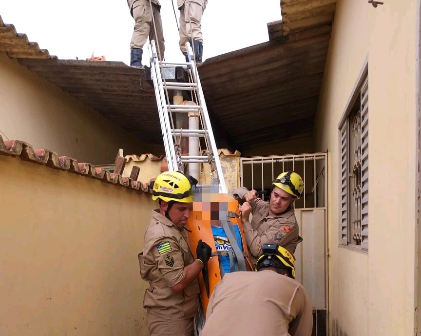 Homem sofre acidente, fica preso no telhado e é resgatado por bombeiros