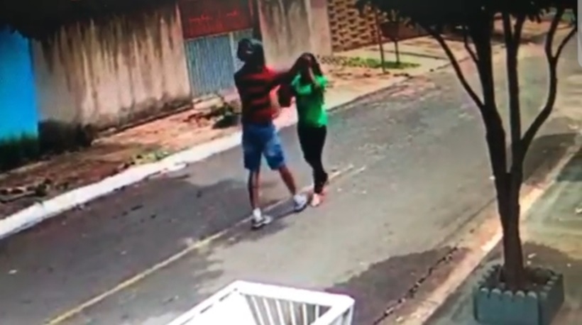 Câmeras flagram assalto cometido por suposto entregador de comida por aplicativo, em Goiânia