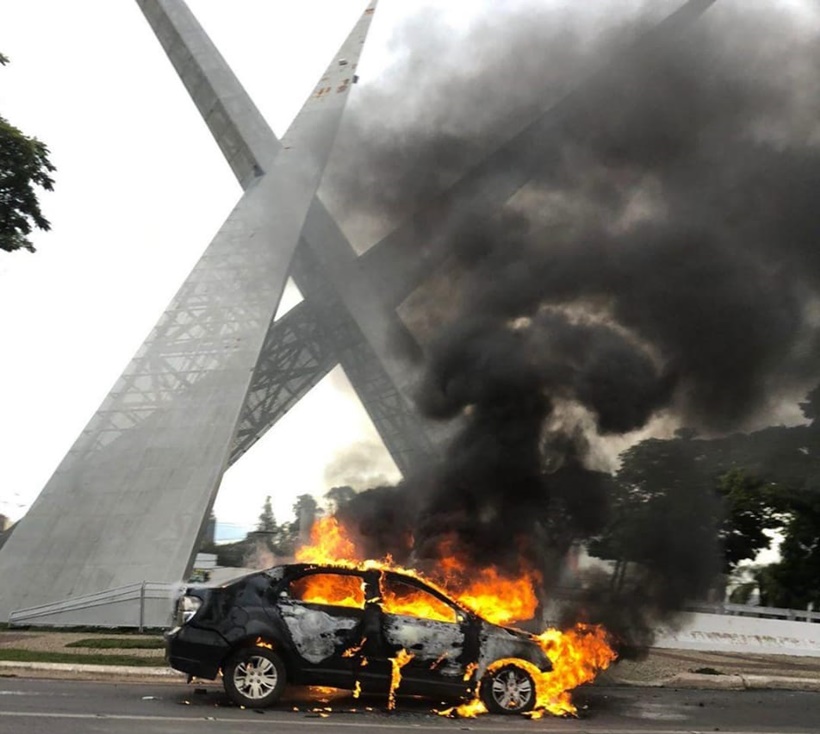 No mesmo dia, dois carros pegam fogo, em Goiânia
