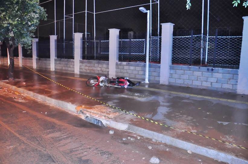 Motociclista não resistiu a alta descarga elétrica recebida e morreu no local (Foto: Divulgação / PTC)