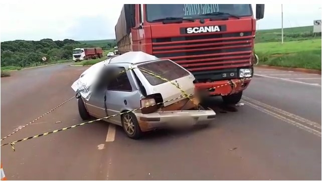 Motorista sem cinto de segurança morre após carro colidir com caminhão, em Rio Verde
