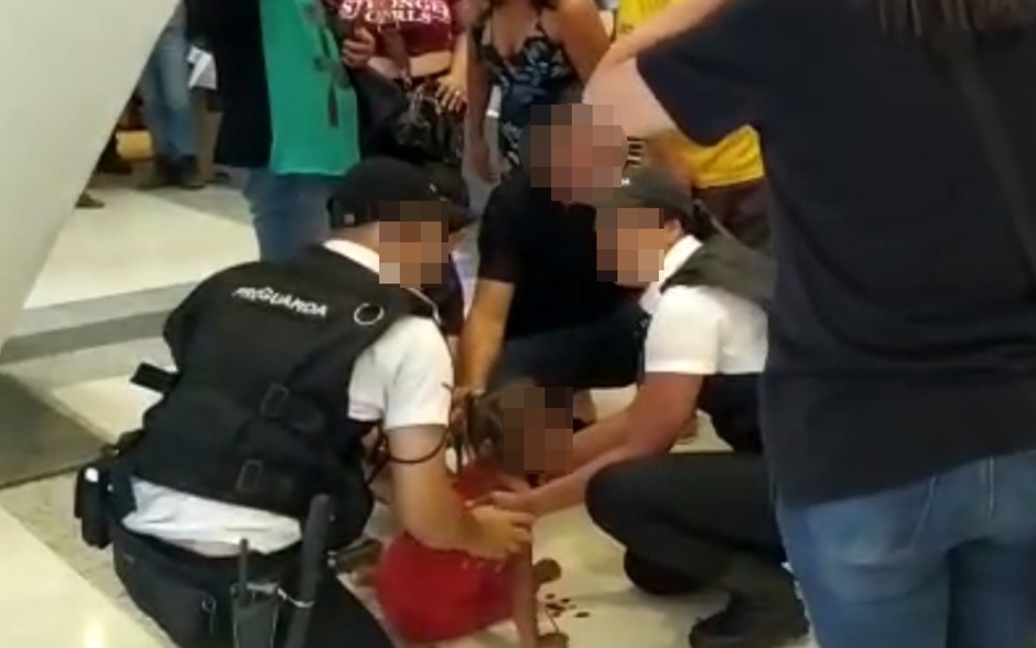 Criança cai após pendurar-se em escada rolante em shopping de Aparecida