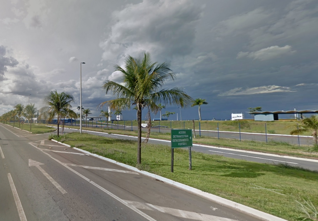Um jovem, de 18 anos, ficou ferido após ser baleado depois de sair de uma escola no Setor Parque Atheneu, em Goiânia. (Foto: Reprodução/Google Street View)