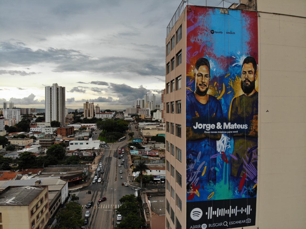 Jorge e Mateus estampam grafite de 30 metros no Centro de Goiânia parte de divulgação do spotify singles
