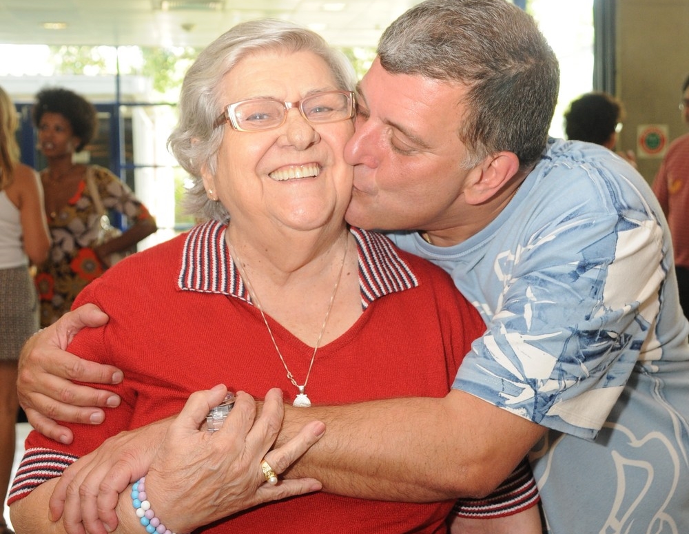 Jorge Fernando e a mãe, Hilda Rebello, em foto nos bastidores da novela 'Caras e Bocas' (Foto: TV Globo / Frederico Rozário)