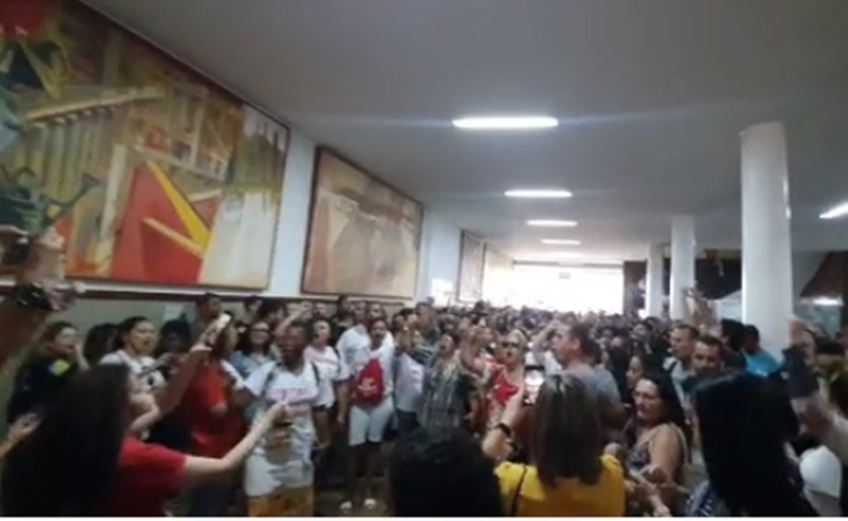“Caiado traidor”, gritam manifestantes na Assembleia Legislativa de Goiás .