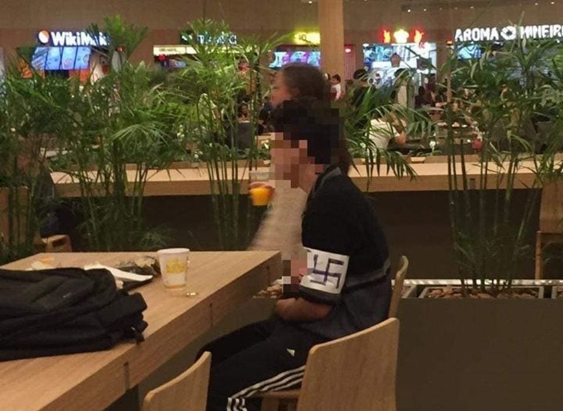 Jovem é visto usando suástica no braço em shopping de Curitiba