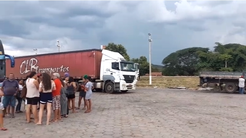 Passageiros de um ônibus interestadual ficaram por quase 40h às margens da BR-153, após o veículo quebrar, próximo à cidade de Uruaçu. (Foto: PRF)