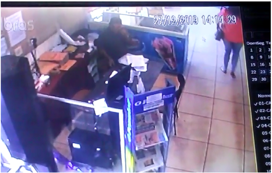 Vídeo mostra homem furtando celular em padaria de Goiânia (foto: Reprodução)