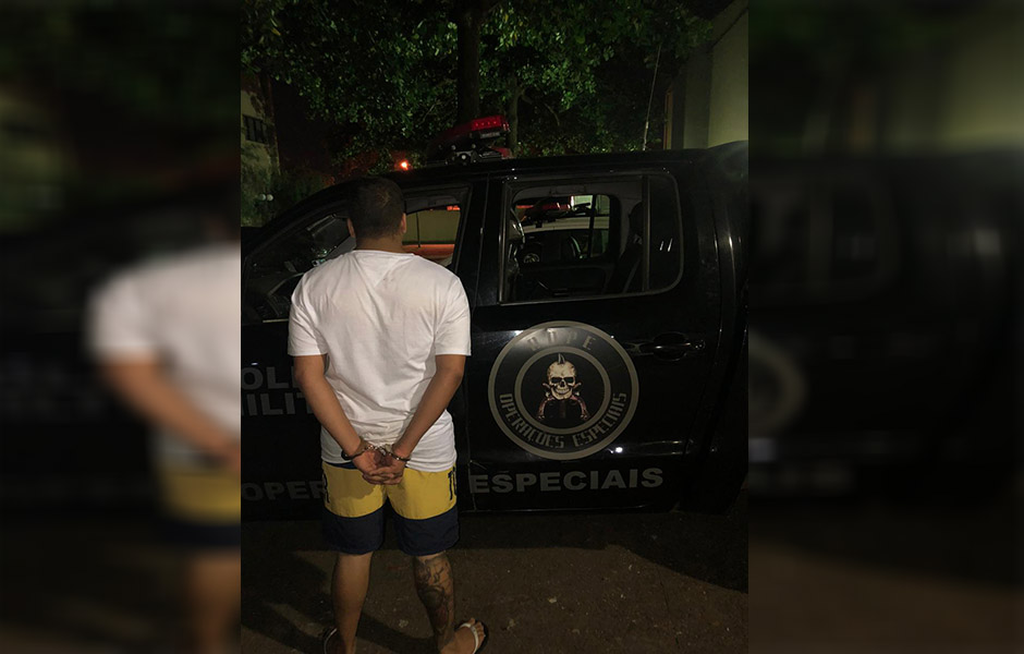 Um homem, suspeito de tráfico de drogas, foi preso no Setor Parque Amazônia, em Goiânia, com porções de cocaína e pacotes de ecstasy. (Foto: Divulgação/PM)