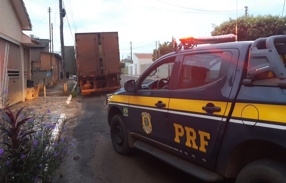 Caminhão roubado com agrotóxico é recuperado em Jataí (Foto: PRF)