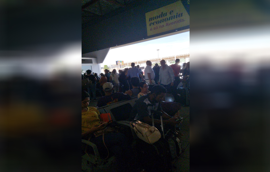 Com estimativa de 30 mil pessoas na rodoviária de Goiânia nesta segunda-feira (23), passageiros denunciam atrasos nos ônibus. (Foto: Leitor/Mais Goiás)
