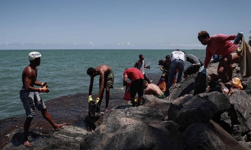 Óleo já atinge mais de mil locais no litoral do Brasil