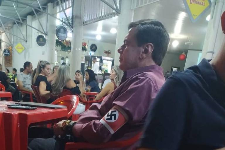 Promotoria de MG denuncia homem que usou braçadeira nazista em bar